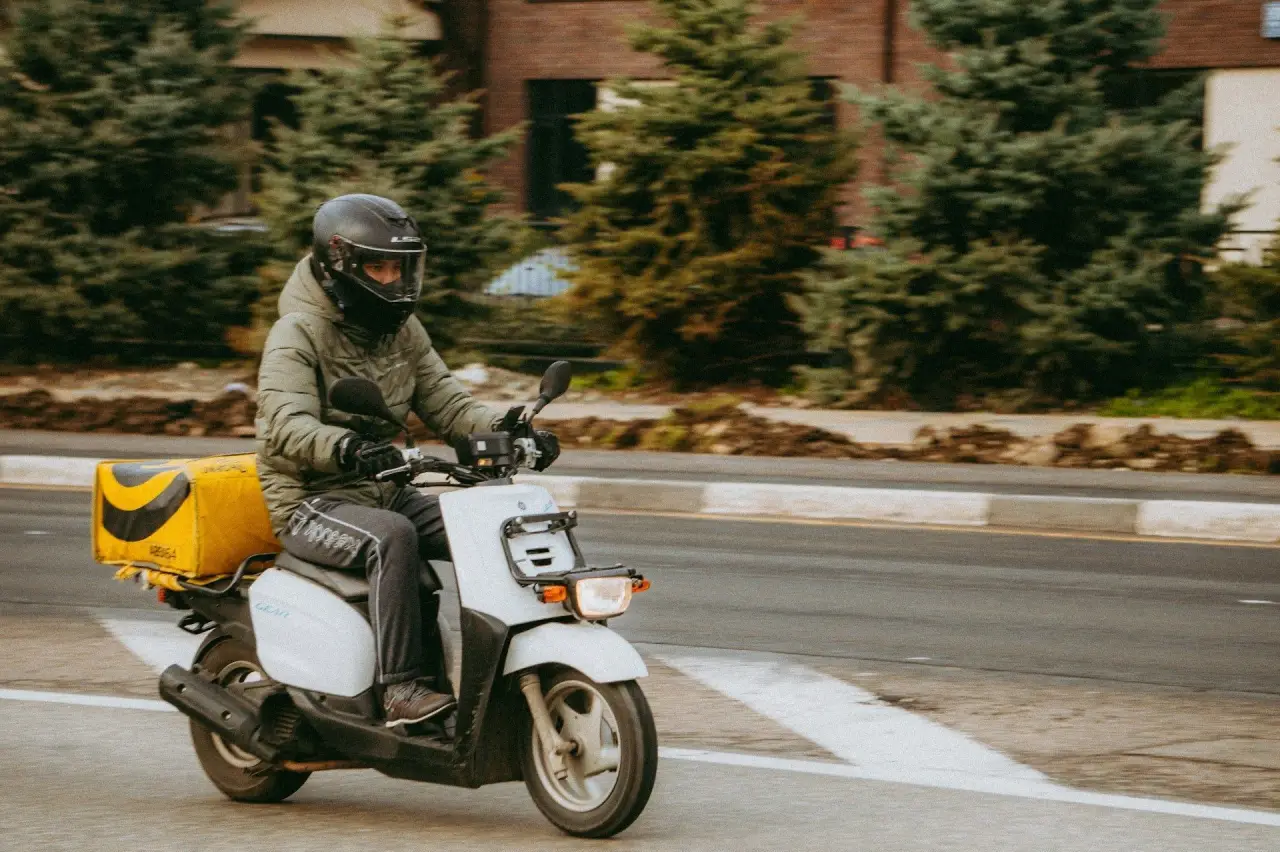 DEM Parti'den moto kuryelere yönelik iş güvencesi teklifi
