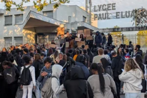 Fransa'da liselilerin eylemlerinde 202 kişi yaralandı
