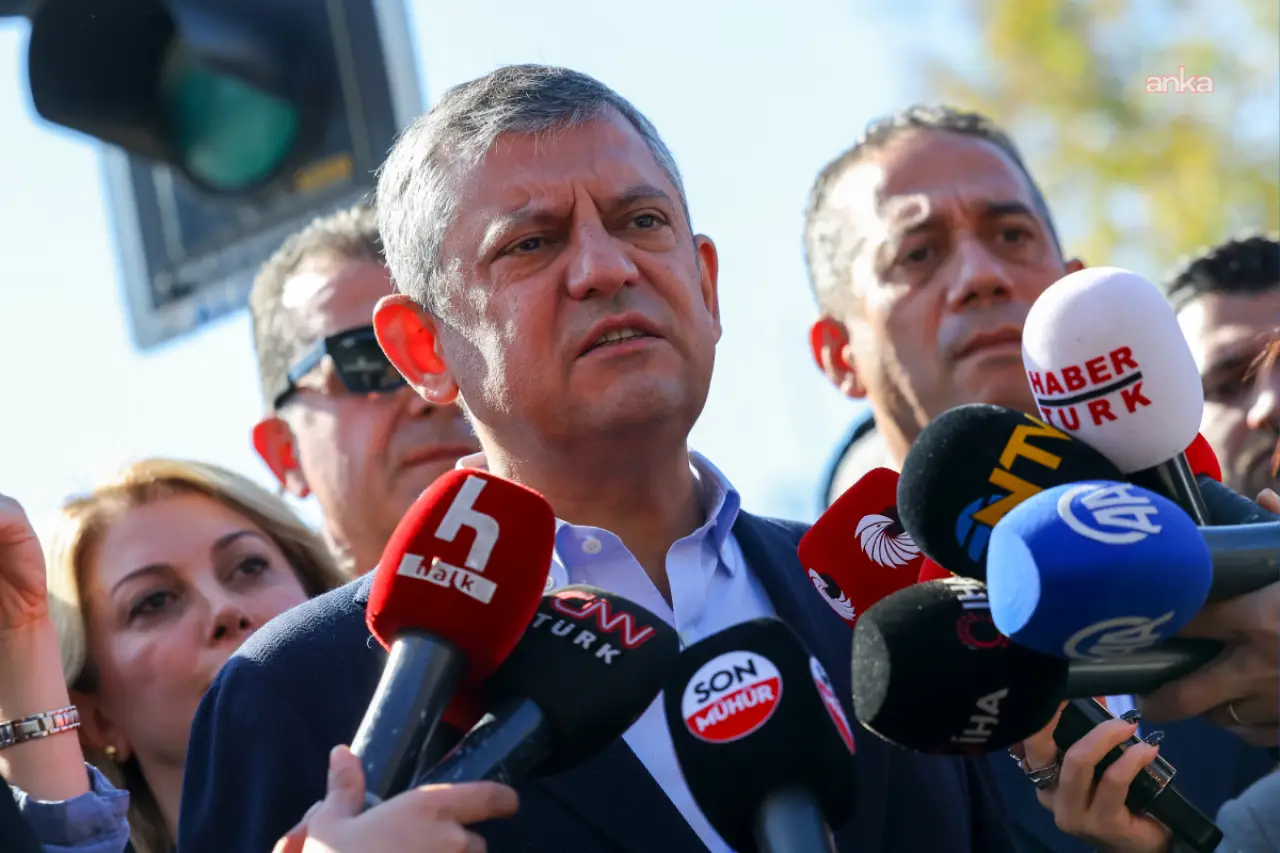 Özel'den tutuklu ve ev hapsindeki gazetecilere destek araması