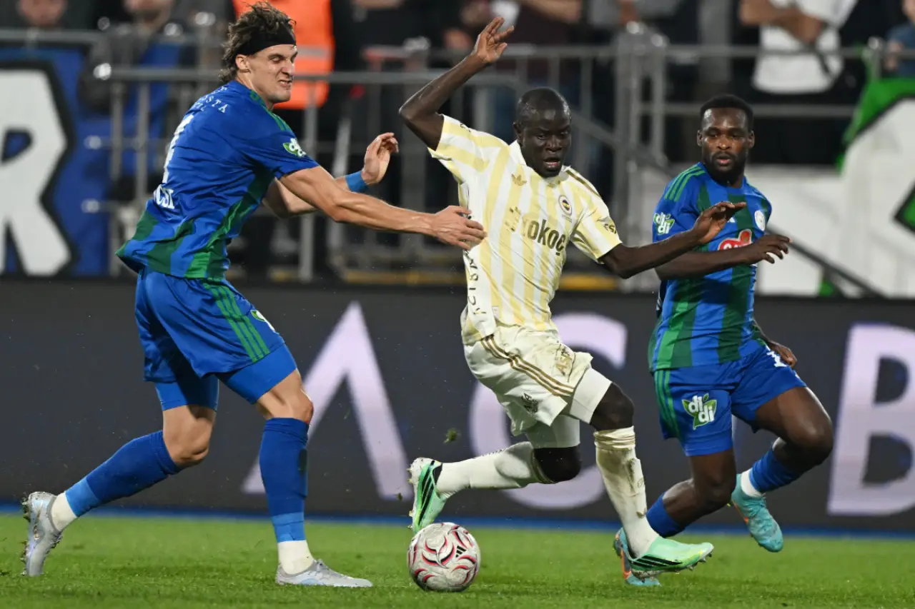 Süper Lig'de Rizespor, sahasında Fenerbahçe'ye 2-0 yenildi