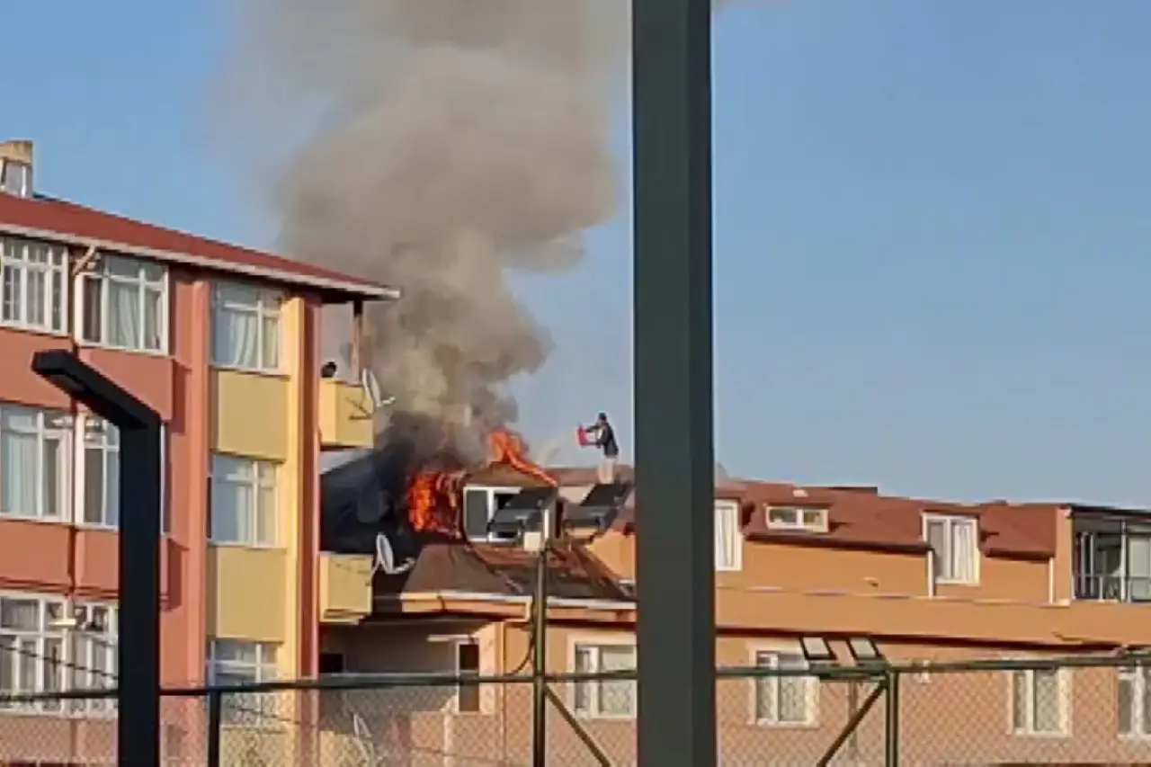 Sancaktepe'de çatı katında yangın çıktı