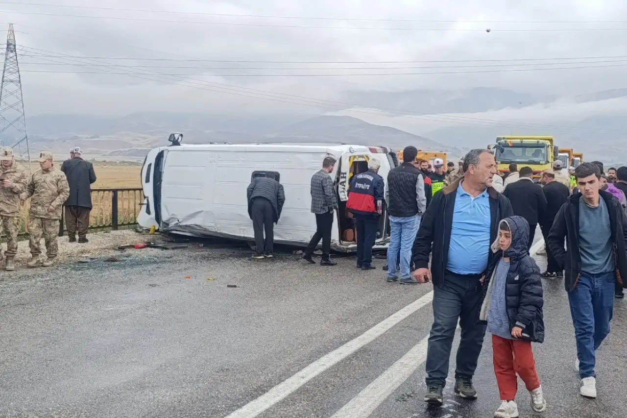 Hakkari'de öğrenci servisi devrildi: 12 yaralı