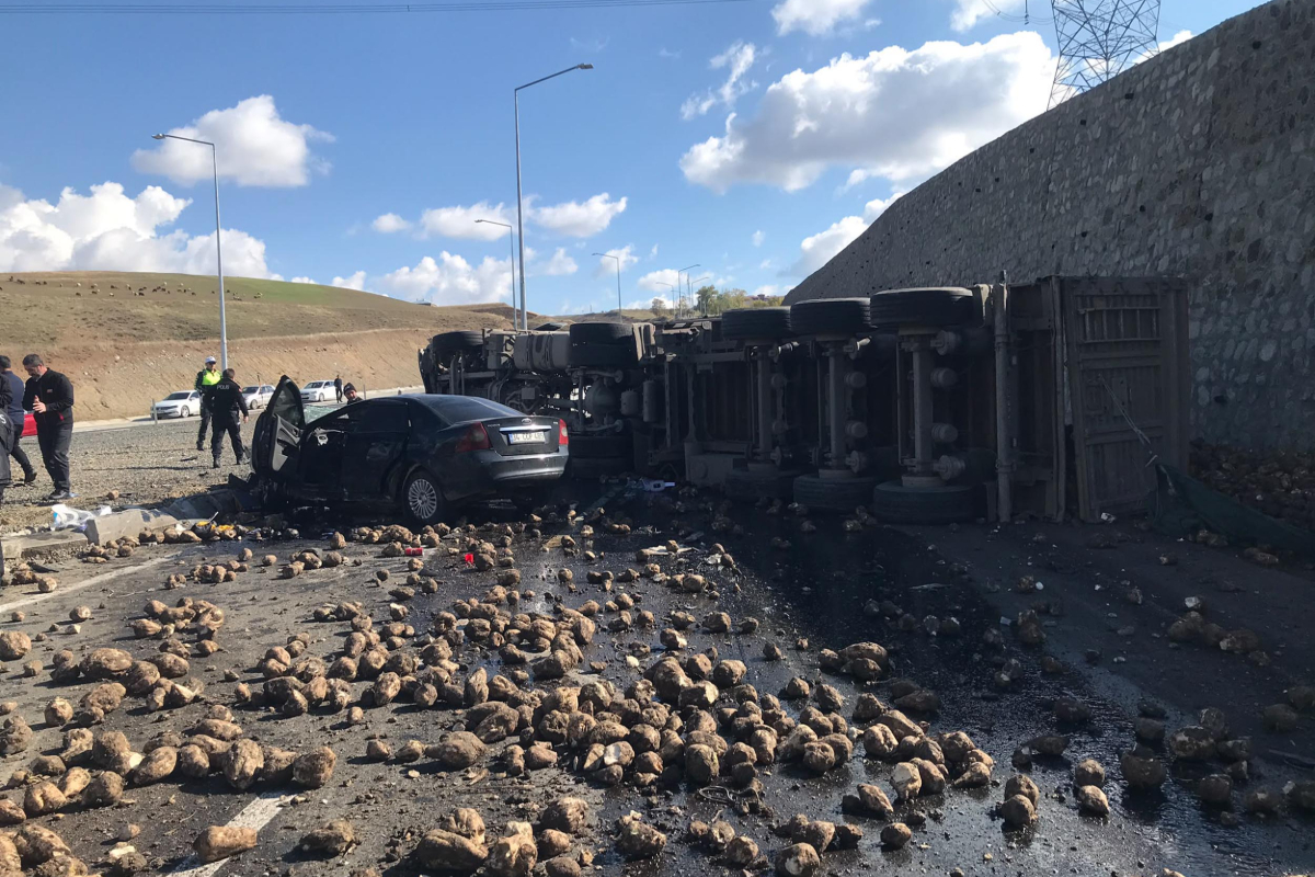 Ağrı'da pancar yüklü TIR ile otomobil çarpıştı: 4 kişi öldü, 1 kişi yaralandı