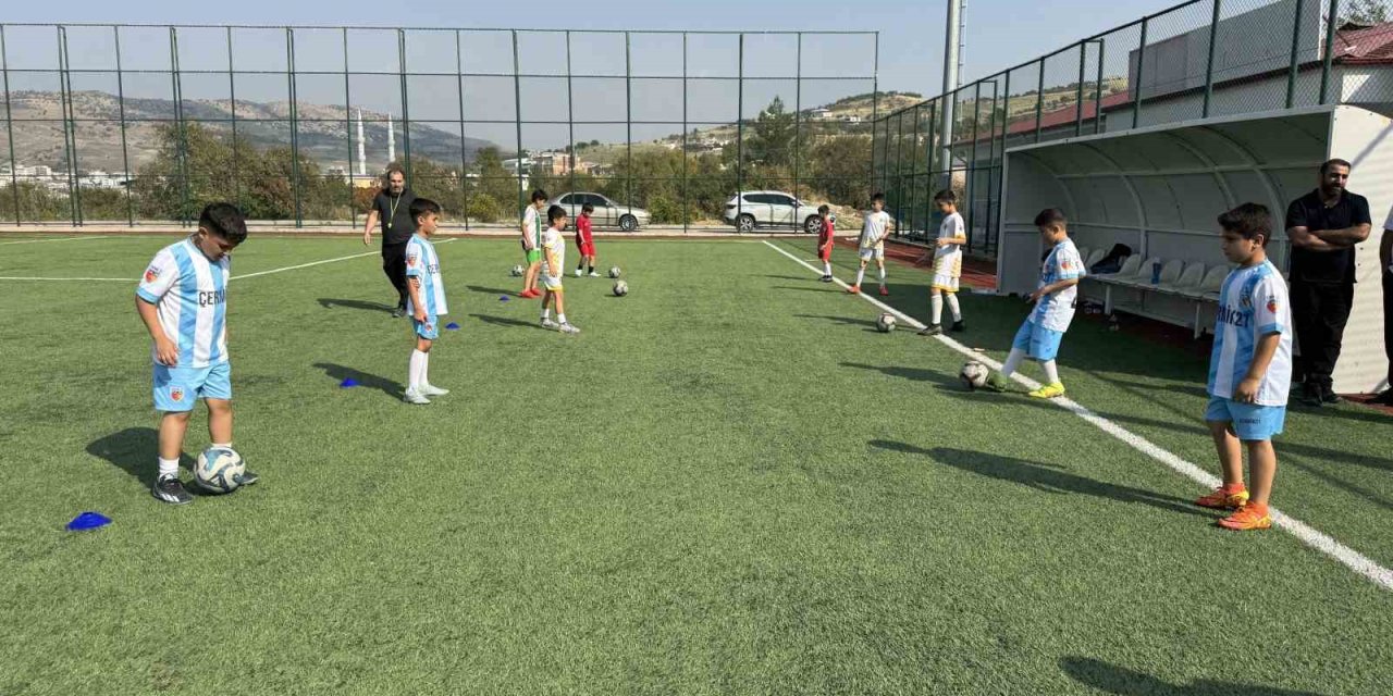 Diyarbakır'ın Çermik ilçesinde gençler futbolla zararlı alışkanlıklardan uzak tutuluyor