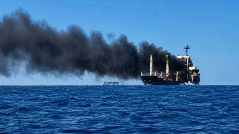 İran: Hürmüz Boğazı'nda bir süper tanker mayına çarptı