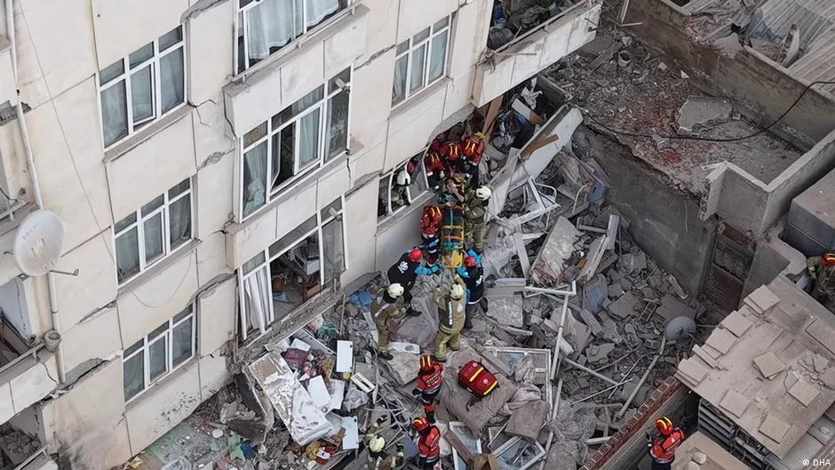 Maltepe'de 7 katlı binanın 3 katı çöktü