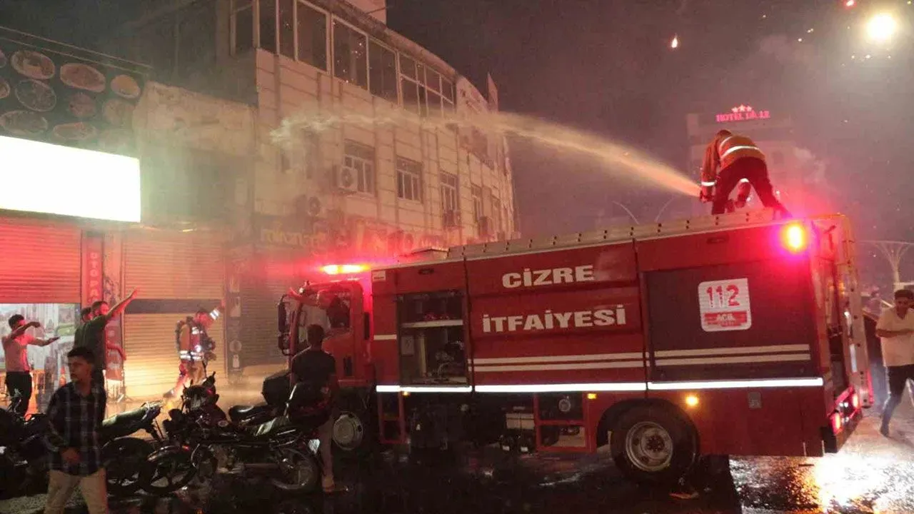 Amedspor'un deplasman galibiyeti sonrası Cizre'deki kutlamalarda havai fişek paniği