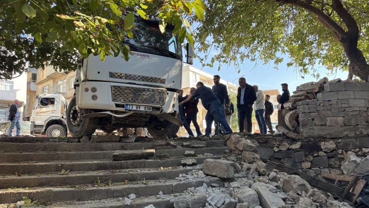 Diyarbakır'da sürücüsüz kamyon bahçe duvarına çarptı