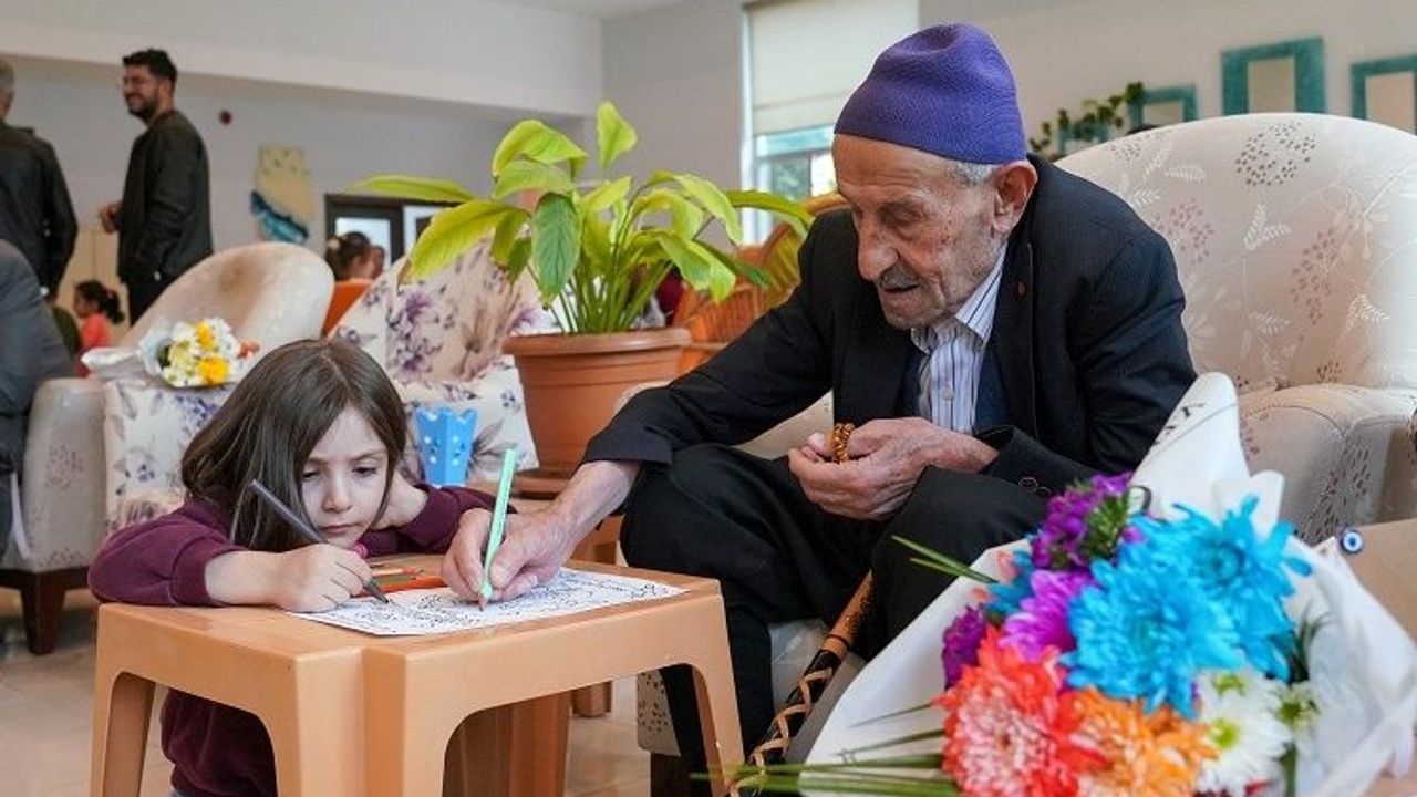 Diyarbakır'da çocuklar Yaşlılar Evi sakinleriyle bir araya geldi