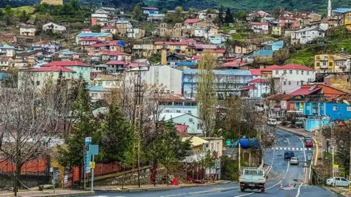 Diyarbakır'ın Çüngüş ilçesinde belediyeye ait araçlar satışa çıkarılıyor