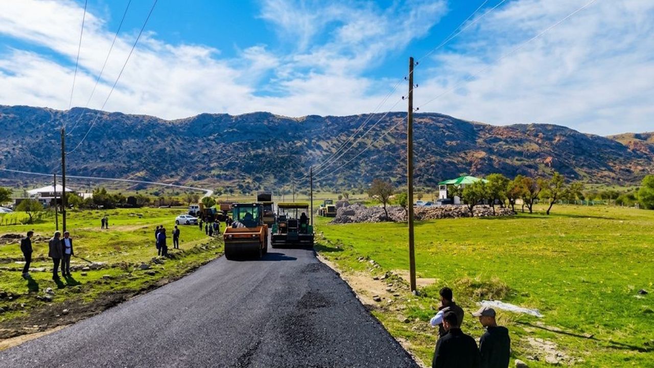 Diyarbakır Büyükşehir Belediyesi Hani-Elazığ yolunda asfalt çalışması yaptı