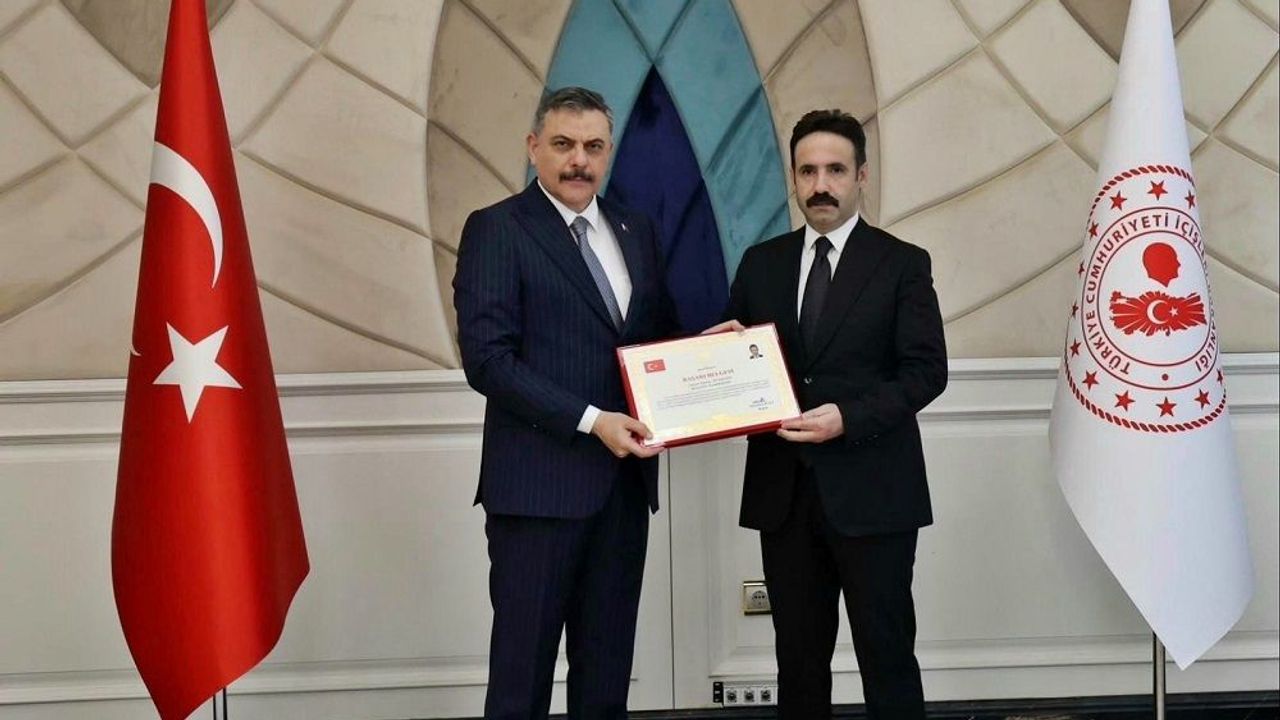 İçişleri Bakanı Çiftçi, Diyarbakır Yenişehir Kaymakamı'nı ödüllendirdi