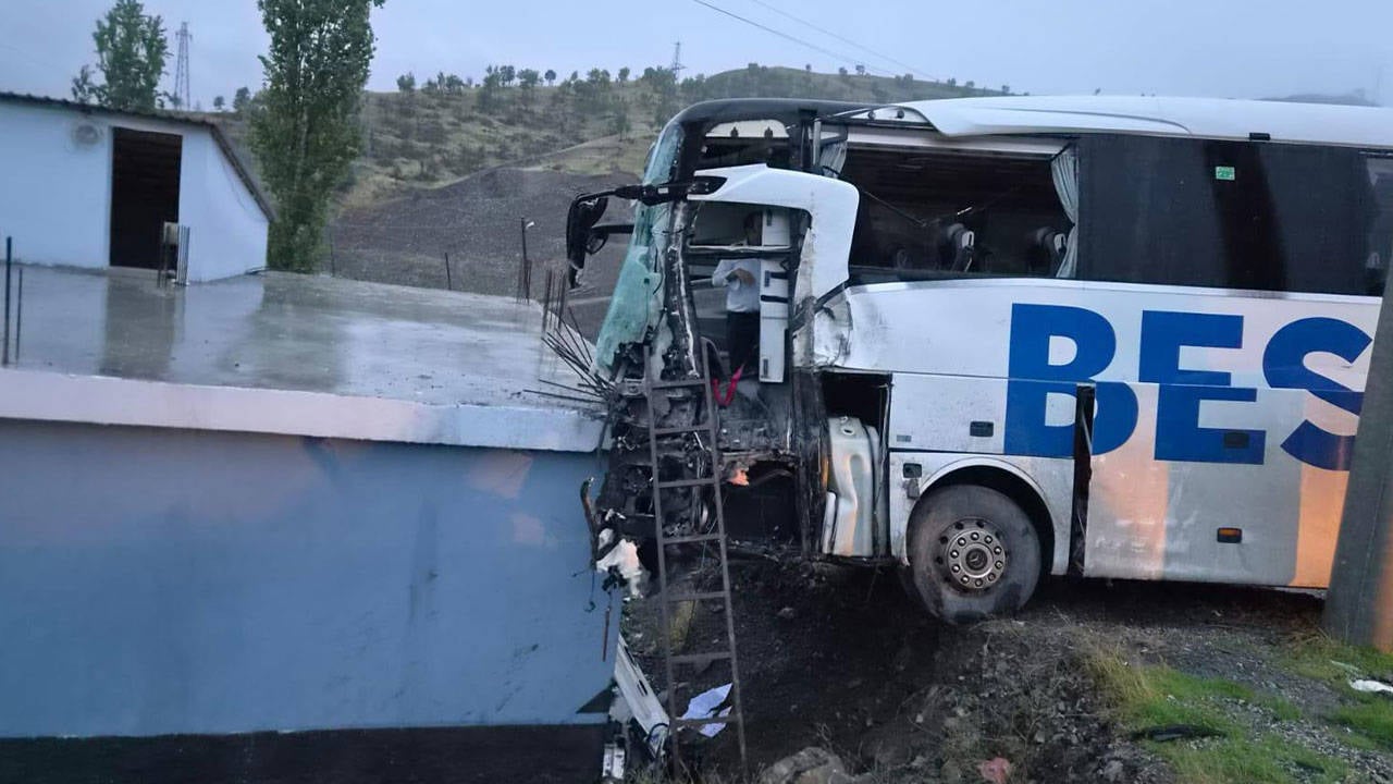 Şırnak'ta TIR ile yolcu otobüsü çarpıştı: 1 kişi öldü, 14 kişi yaralandı