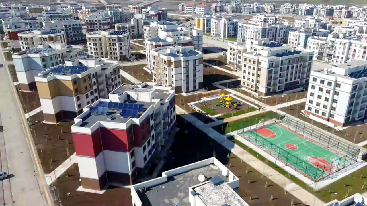 Diyarbakır'da TOKİ konutunda oluşan çatlaklar endişe yarattı