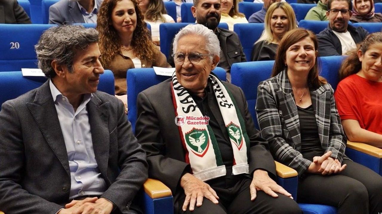 Zülfü Livaneli Diyarbakır'da Amedspor atkısıyla sahne aldı